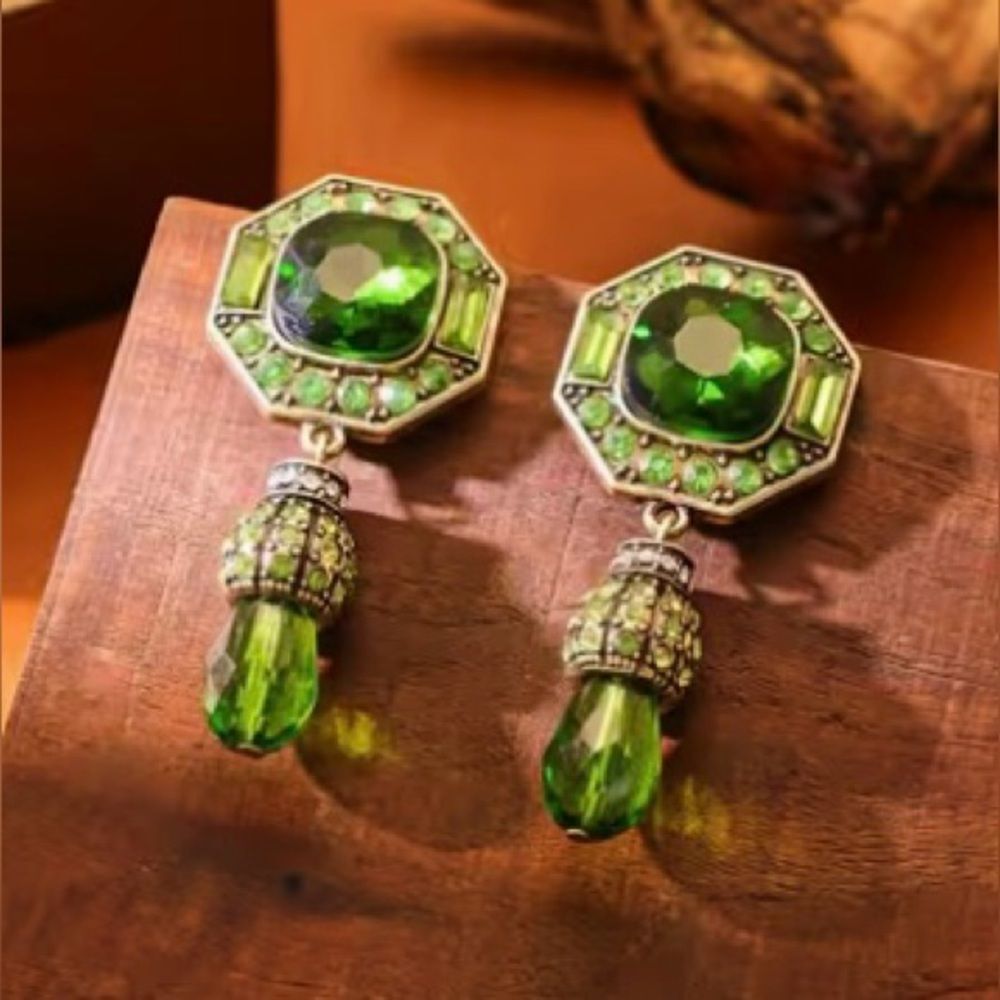 💚 NEW Elegant Green Crystal Drop Earrings 💚